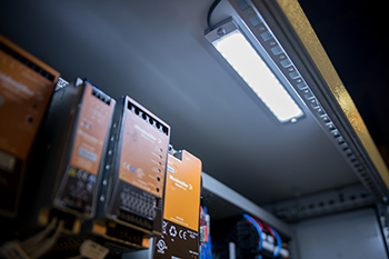 Die LED-Leuchten sind kompakt gebaut, so dass sie überall Platz finden, etwa hinter einer Falzkante im Deckenbereich des Schaltschrankes.